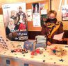 Le stand du Secours Catholique propose en fin de célébration : Fraternels, bougies, crèches...