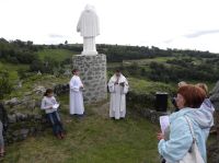 Devant la Vierge qui domine le village