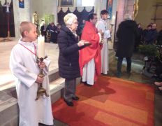 Servants d‘autel au moment de la Communion, messe à l‘église d‘Arpajon sur Cère