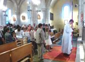 Entrée des jeunes dans l‘église