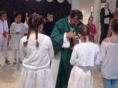 Les enfants font leur Première Communion