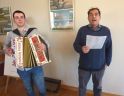 Le Père Frédéric donne le ton pour entraîner l‘assemblée dans les chansons
