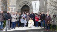 Le samedi 4 Mai 2019, juste après Pâques, la communauté de Labrousse accueillait la messe du samedi soir, c’était l’occasion pour l’abbé Frédéric de Laval de bénir la nouvelle bannière généreusement offerte par un paroissien. Cette bannière est la copie de notre emblème paroissial : « La Croix Saint Pierre. » Cette bannière sur laquelle figure la croix sera pour tous un signe de l’amour de Jésus qui nous a aimé jusqu’à mourir sur la croix. Mais la mort ne le retiendra que trois jours. Le Christ est ressuscité sur lui la mort n’a plus aucun pouvoir, l’amour a gagné, c’est Pâques. A la fin de la messe nous nous sommes retrouvés pour prendre une belle photo devant le porche de notre église.