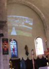 Sur la voûte du choeur, projection d‘une très belle vidéo sur les églises de la paroisse