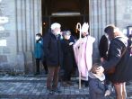 Sur le parvis, rencontre personnelle des paroissiens