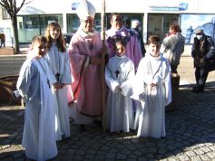 Sur le parvis à la fin de la messe