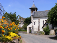 Extérieur fleuri de l‘église de Vezels Roussy