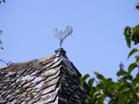 Un coq sur une maison de Vezels Roussy - Paroisse de la Croix Saint Pierre