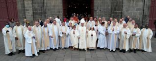 Prêtres reunis sur le parvis de la cathédrale