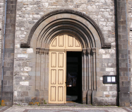 La porche de l‘église d‘Arpajon sur Cère